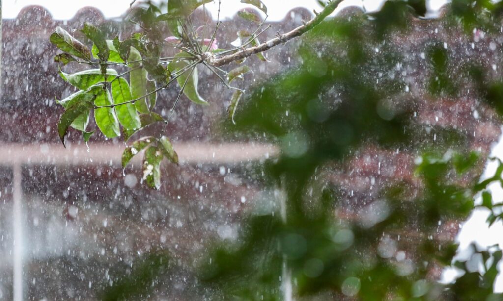 Passagem de uma frente fria pode trazer chuva forte durante esta sexta-feira