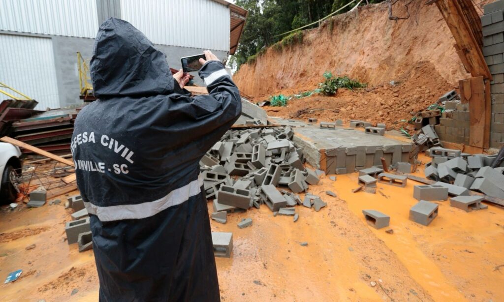 Defesa Civil de Joinville alerta para risco de deslizamento