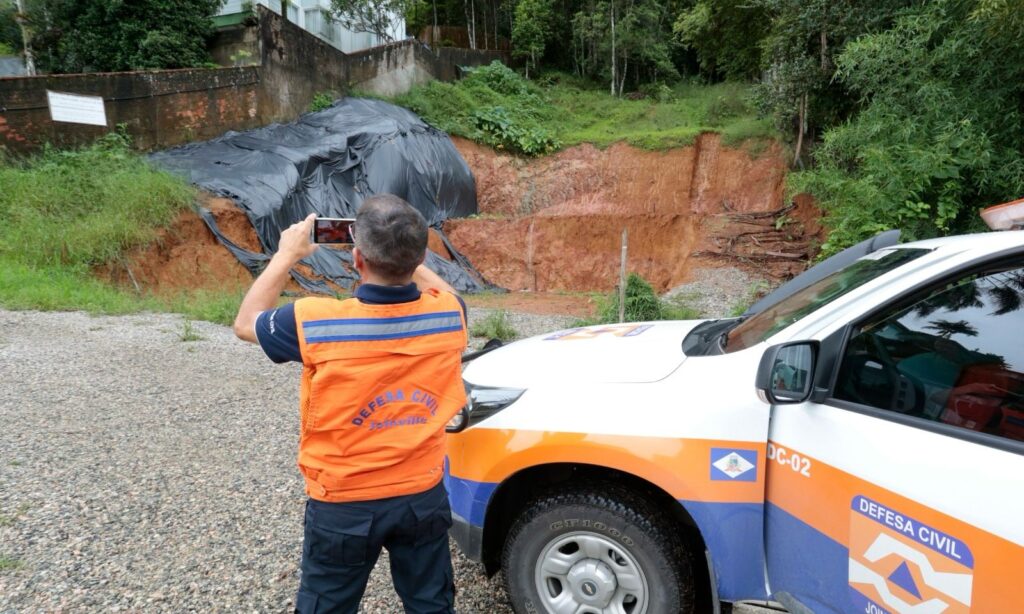 Defesa Civil de Joinville monitora áreas alagadas no Jardim Sofia e no Vila Nova