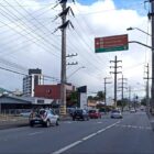 Imagem da avenida com duas pistas e carros transitando
