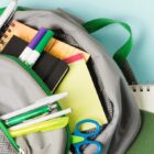 Mochila com canetas, lápis, tesoura e cadernos