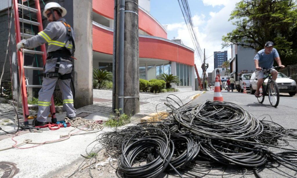 Mutirão para remoção de fiação sem uso dos postes será retomado nesta terça-feira
