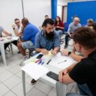 Pessoas em grupos divididos sentados em mesas