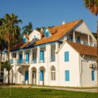 Fachada do Museu da Imigração, um casarão antigo de dois andares branco com detalhes em azul claro