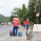 Homens trabalham em obra em rua