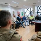Prefeito, policiais militares, civis, agentes da Guarda Municipal, bombeiros reunidos no gabinete do prefeito