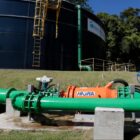 Imagem da tubulação e da turbina que começaram a funcionar em reservatório
