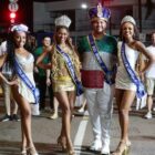 Rei Momo rainha e princesas desfilam pela avenida