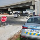 Viatura do Detrans estacionada próxima ao elevado