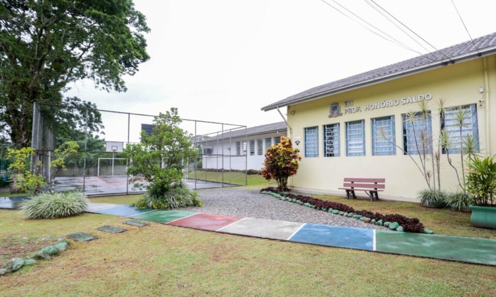 Prefeitura entrega Ordem de Serviço para construção de quadra coberta em escola de Pirabeiraba