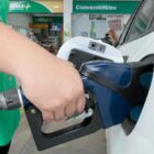 Carro está abastecendo em um posto de combustível