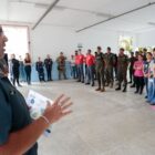 Agente passa instruções para participantes do Dia D