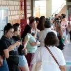 Candidatos se reúnem no local da prova