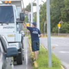 Agente entrega panfleto para motorista que dirige caminhão