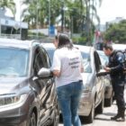 Agentes da Guarda Municipal e da Escola de Trânsito distribuem material educativo para motoristas