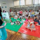 Contação de histórias para crianças na biblioteca