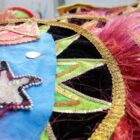 Detalhe de uma fantasia de carnaval colorida e com penas e acessórios
