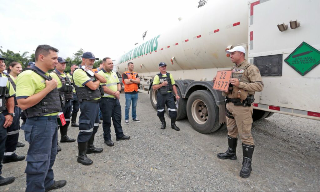 Agentes de trânsito de Joinville recebem treinamento para fiscalizar transporte de cargas perigosas