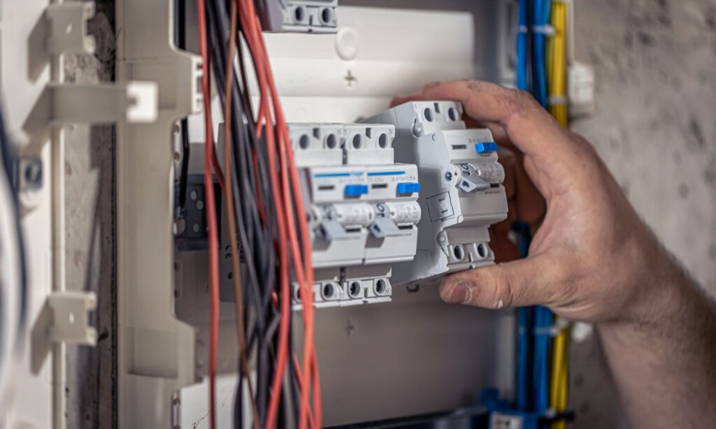 Curso gratuito de eletricista para construção civil tem vagas abertas