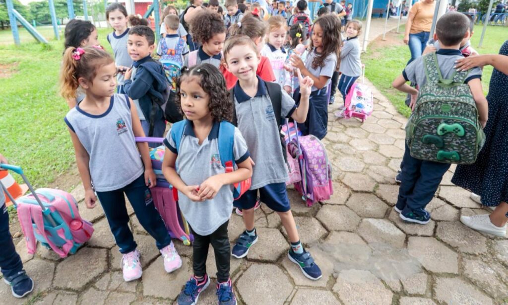 Prefeitura de Joinville inicia entrega de kits de uniforme escolar