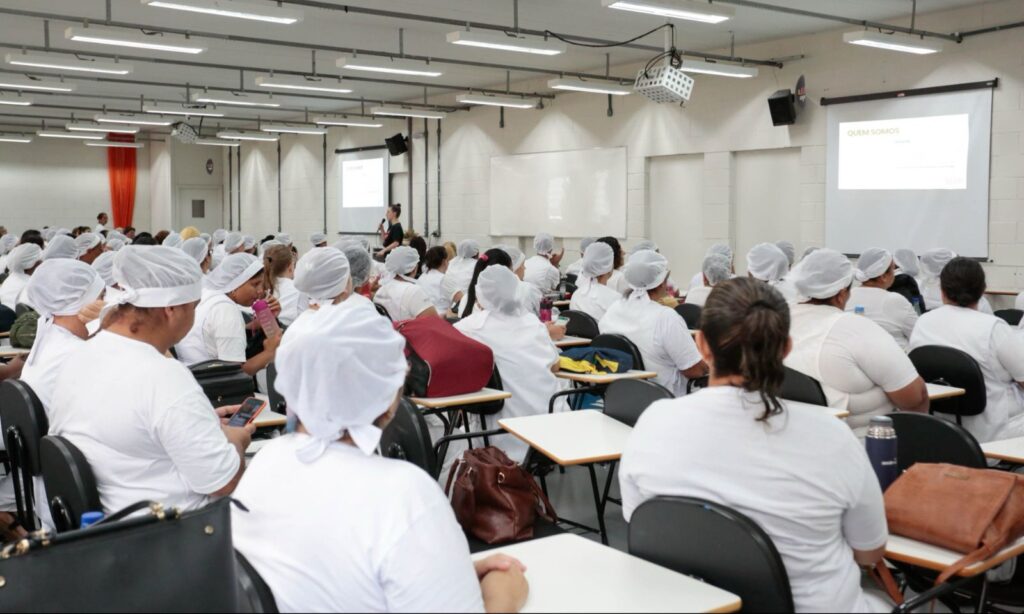 Nutricionistas e cozinheiras que trabalham na Rede Municipal de Ensino de Joinville recebem capacitação