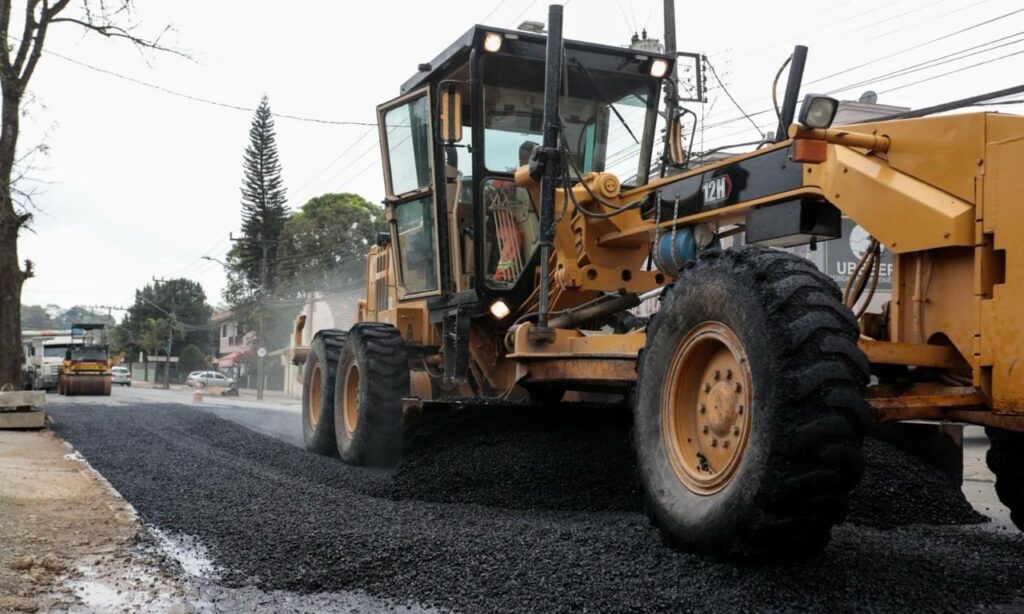 Prefeitura vai requalificar asfalto no trevo em frente ao supermercado Angeloni durante o Carnaval