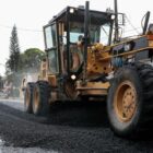 máquina trabalhando no esfaltamento