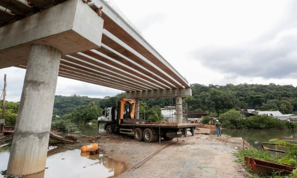Obra da ponte sobre o Rio Cachoeira avança e trânsito da rua Aubé terá interdições nesta sexta-feira