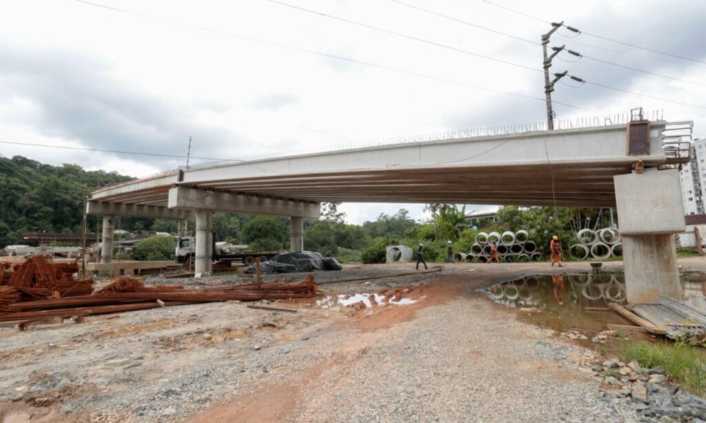Obra da ponte sobre o Rio Cachoeira avança nas duas margens e estrutura começa a tomar forma