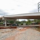 Ponte em construção, com materiais utilizados no chão