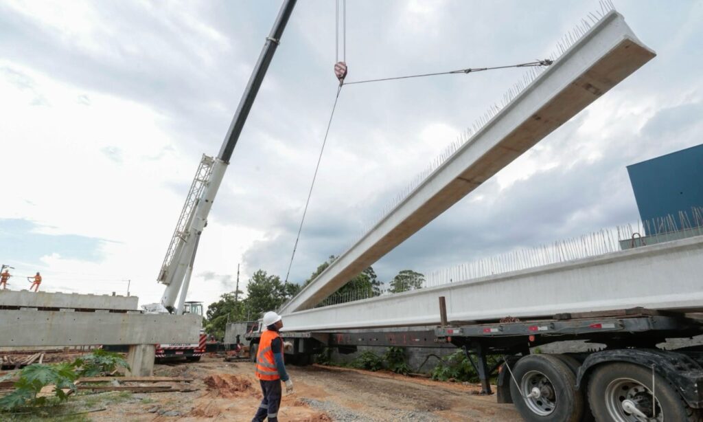 Obra da ponte sobre o Rio Cachoeira avança com colocação de vigas