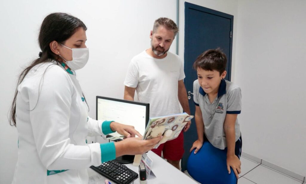 Pré-adolescentes de 10 e 11 anos recebem vacina contra a dengue nas UBSFs de Joinville
