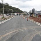 Imagem de uma rua em obras, com pavimentação nova e máquinas nas laterais
