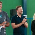 Presidente do Joinville Volei, ao lado do prefeito, ao lado da vice prefeita sorriem e batem palma