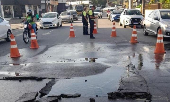 Águas de Joinville realiza manutenção na rede de água na rua Santo Agostinho