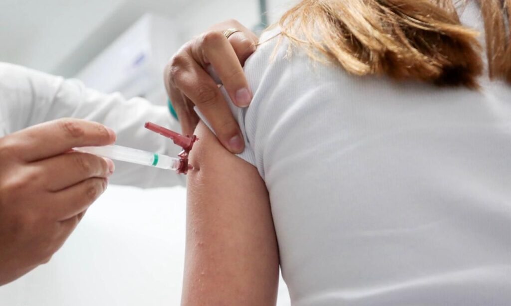 Crianças e adolescentes entre 10 e 14 anos podem tomar a vacina contra a dengue em Joinville