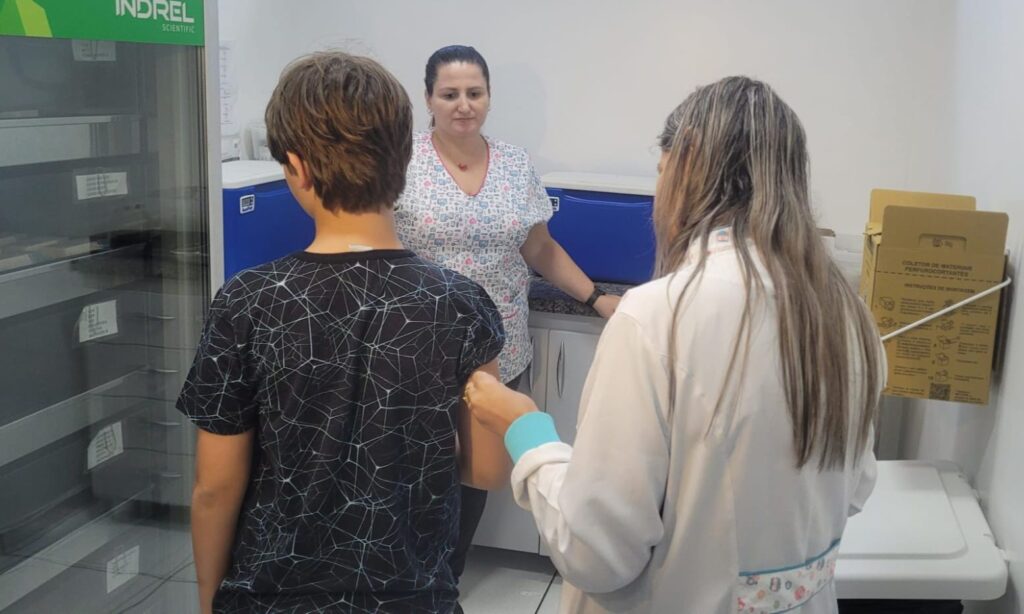 Sábado de vacinação contra a dengue imuniza 189 crianças em Joinville