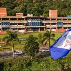 Fachada da Prefeitura de Joinville com bandeira na frente