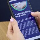 Pessoa acessando o relatório pelo celular
