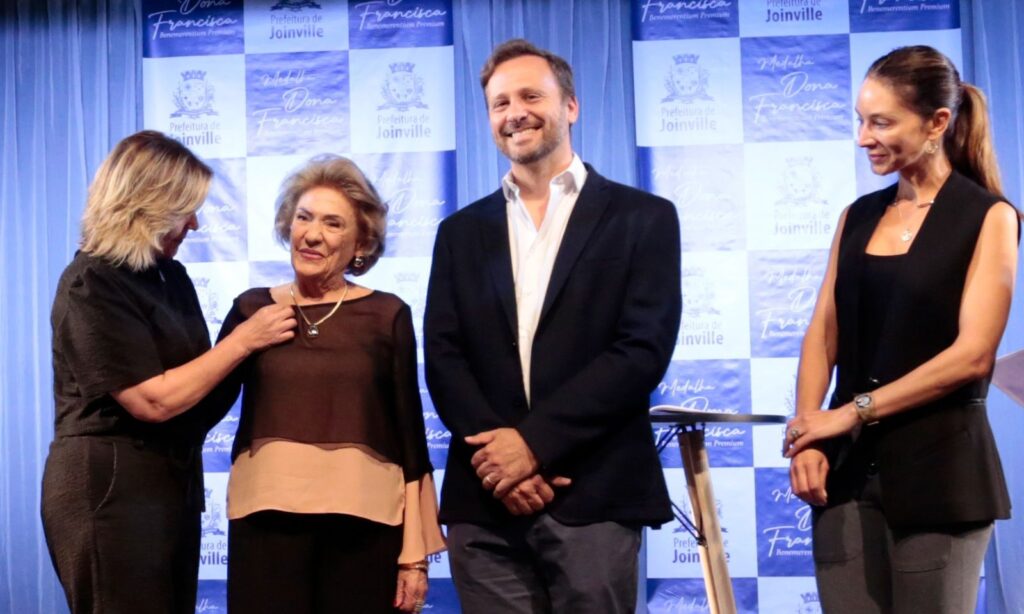 Prefeitura de Joinville homenageia Margit Olsen com Medalha Dona Francisca