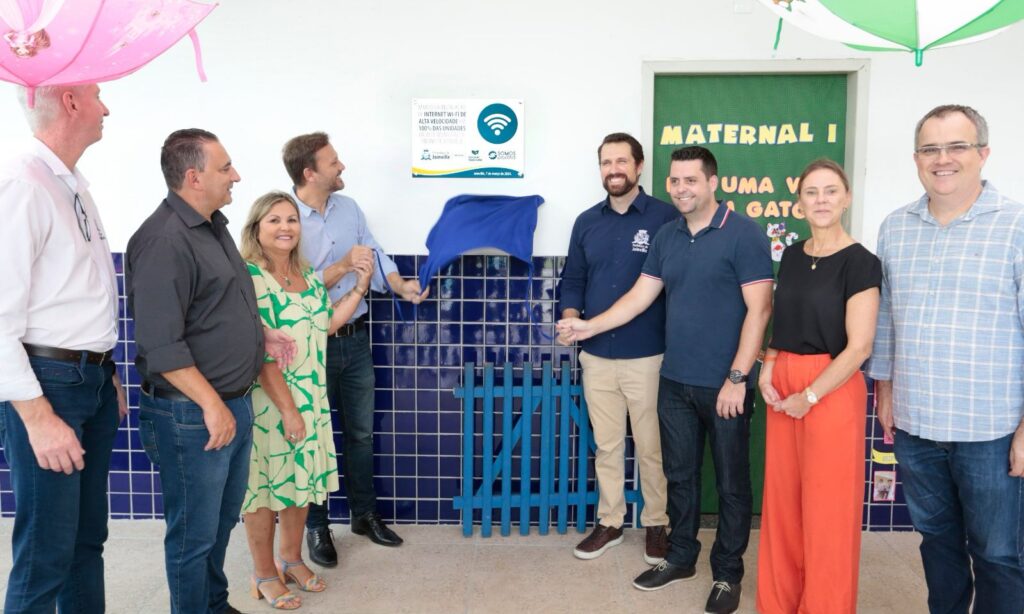 Prefeitura avança programa Somos Digitais com entrega de equipamentos e wi-fi em todas as unidades de ensino
