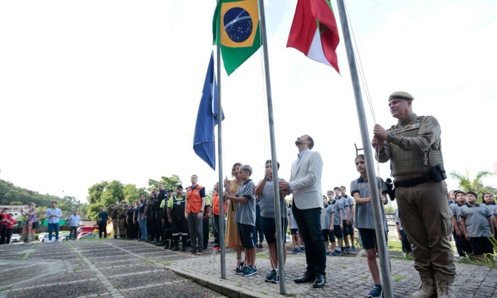 Programação do aniversário de Joinville começa com Hasteamento das Bandeiras