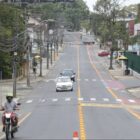 Rua pavimentada e sinalizada