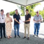 Prefeito Adriano segura ordem de serviço