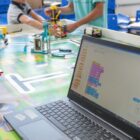 Aluno em sala de aula estudando utilizando um notebook