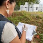 Mulher agente de combate a endemias escreve em prancheta