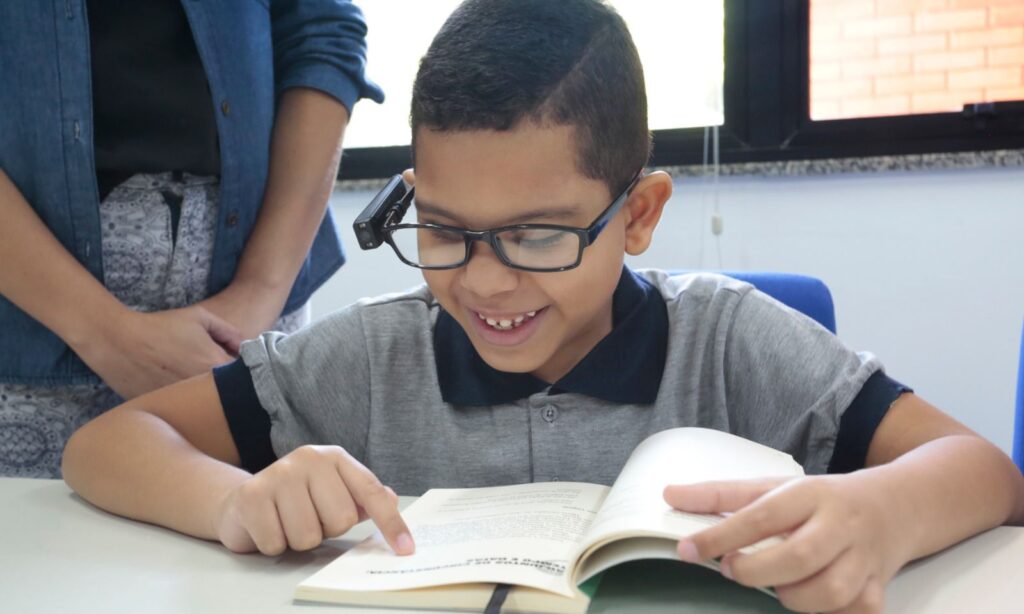 Alunos cegos ou com baixa visão recebem óculos especiais para melhorar aprendizagem e autonomia