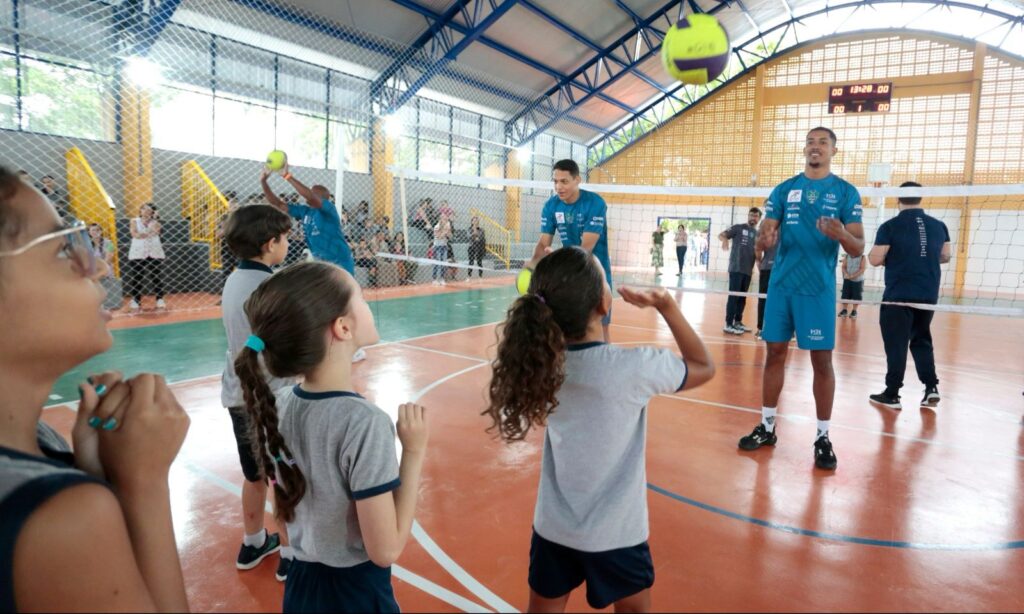 Prefeitura inaugura quadra coberta na Escola Municipal Anita Garibaldi