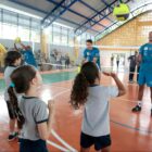 Alunos da Em Anita garibaldi jogam volei com time de vôlei de Joinville no ginásio