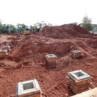 Terreno onde estão sendo feitas as obras de construção do novo CEI, em área de terra e parte da fundação sendo levantada.